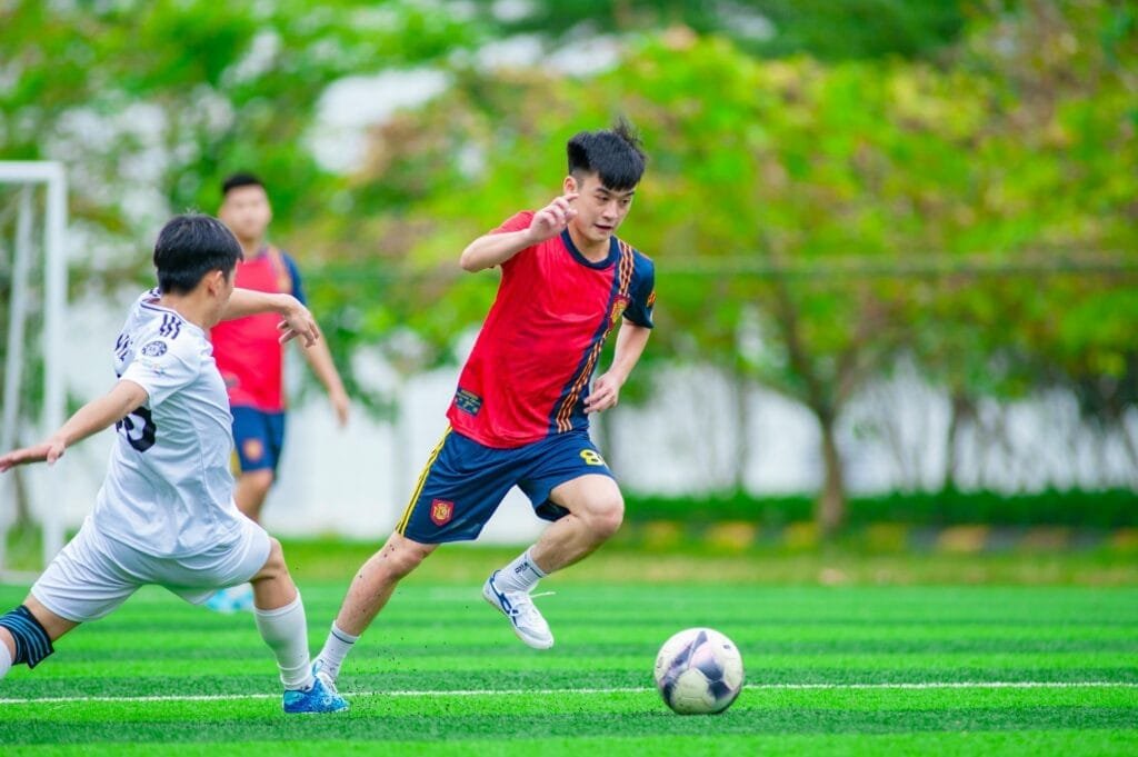 Dynamic soccer match in Hà Nội, showcasing intense action and teamwork.